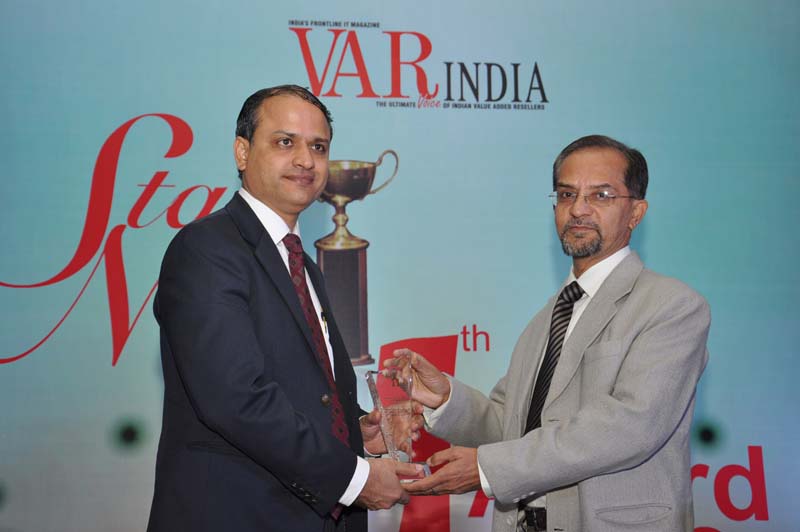 Mr. Rajiv Sinha,Director-RAILTEL Corporation giving away award to HP